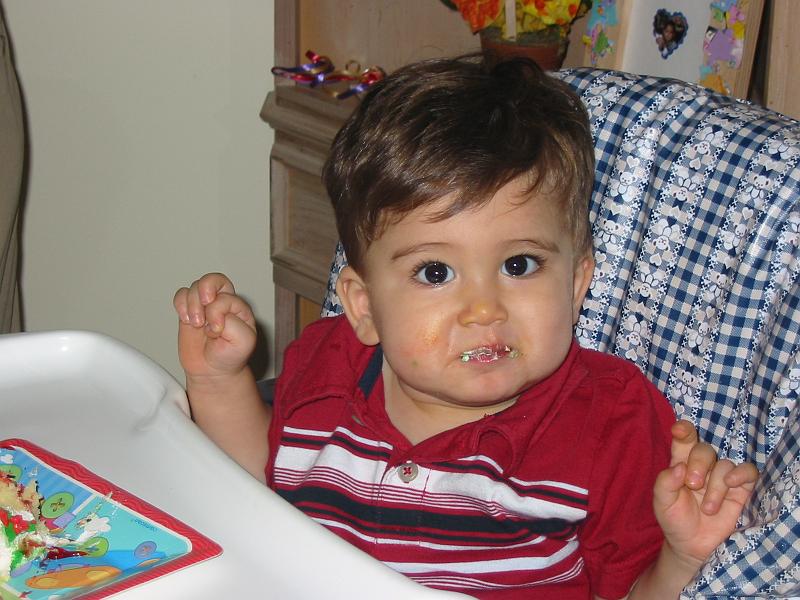 113-1377_IMG.JPG - Reese's first taste of cake.