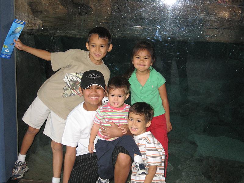 IMG_0253.JPG - Hunter, Andrew, Reese, Amanda, & Trevor at the Atlanta Aquarium