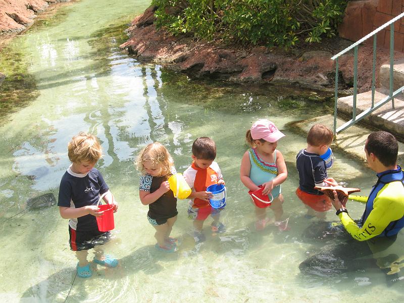 IMG_0309.JPG - Reese and other kids feeding theh fish. He didnt like it.